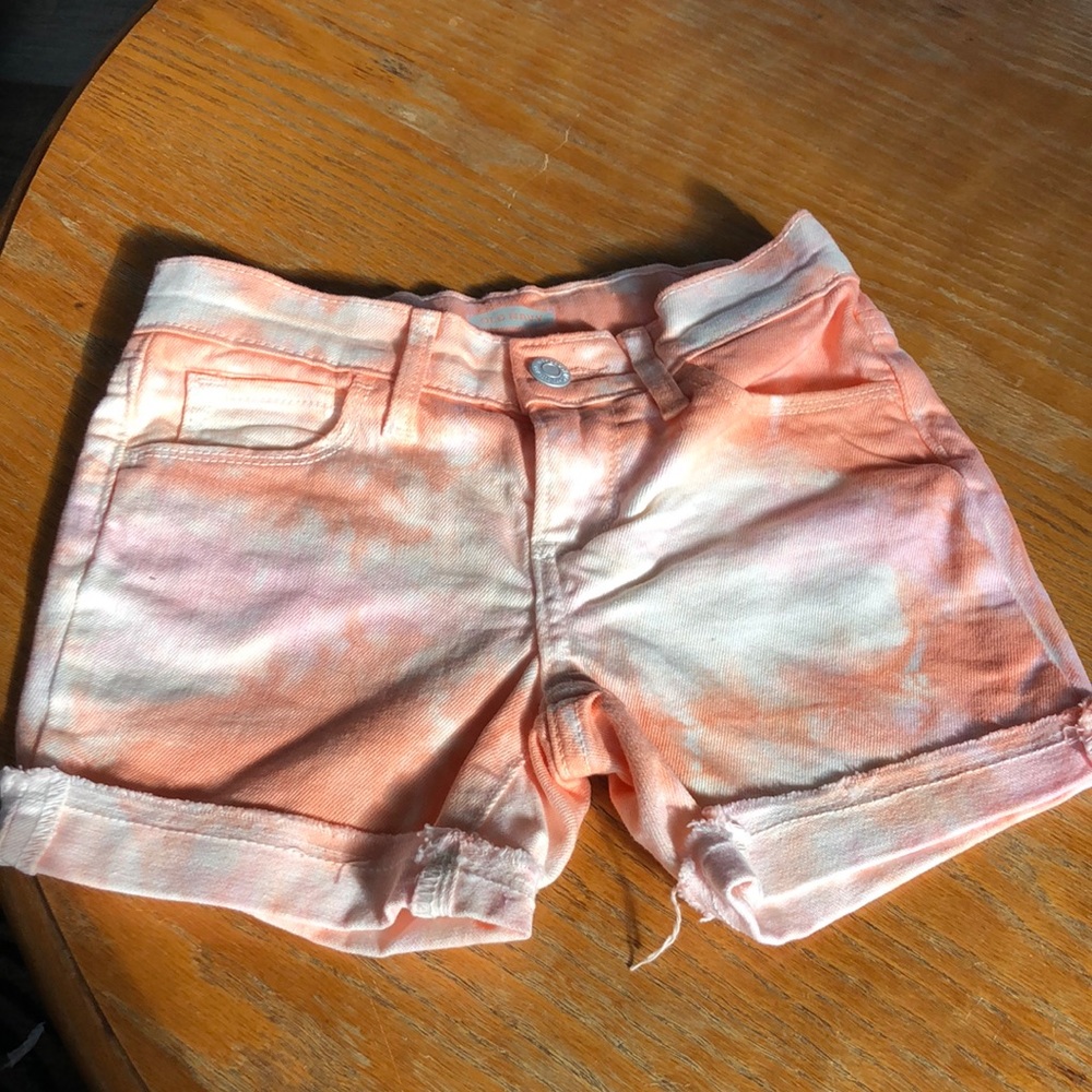 Girls tie die shorts.